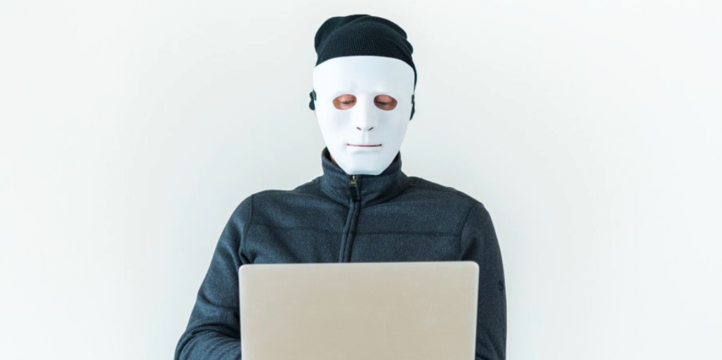 Suplantación de identidad en internet: qué es, cómo detectarla y cómo eliminarla [Guía 2025]